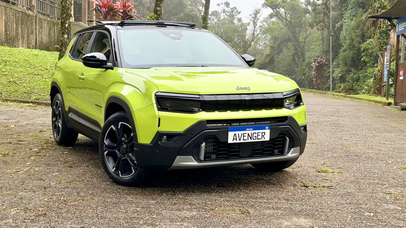 Jeep Avenger Limited amarelo parado de traseira com árvores ao fundo