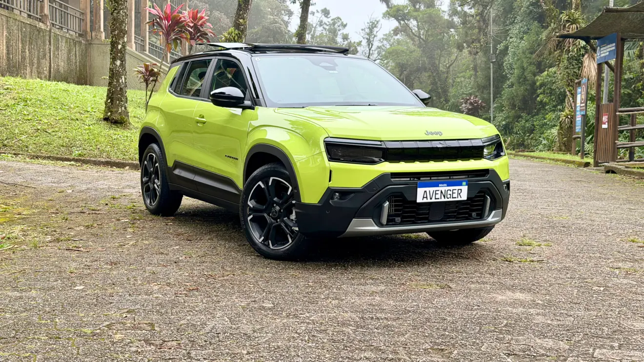 Jeep Avenger Limited amarelo parado de traseira com árvores ao fundo