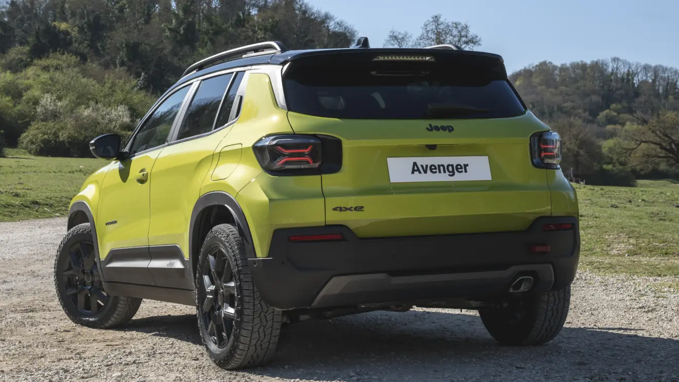 Jeep Avenger 4xe verde de traseira parado no cascalho