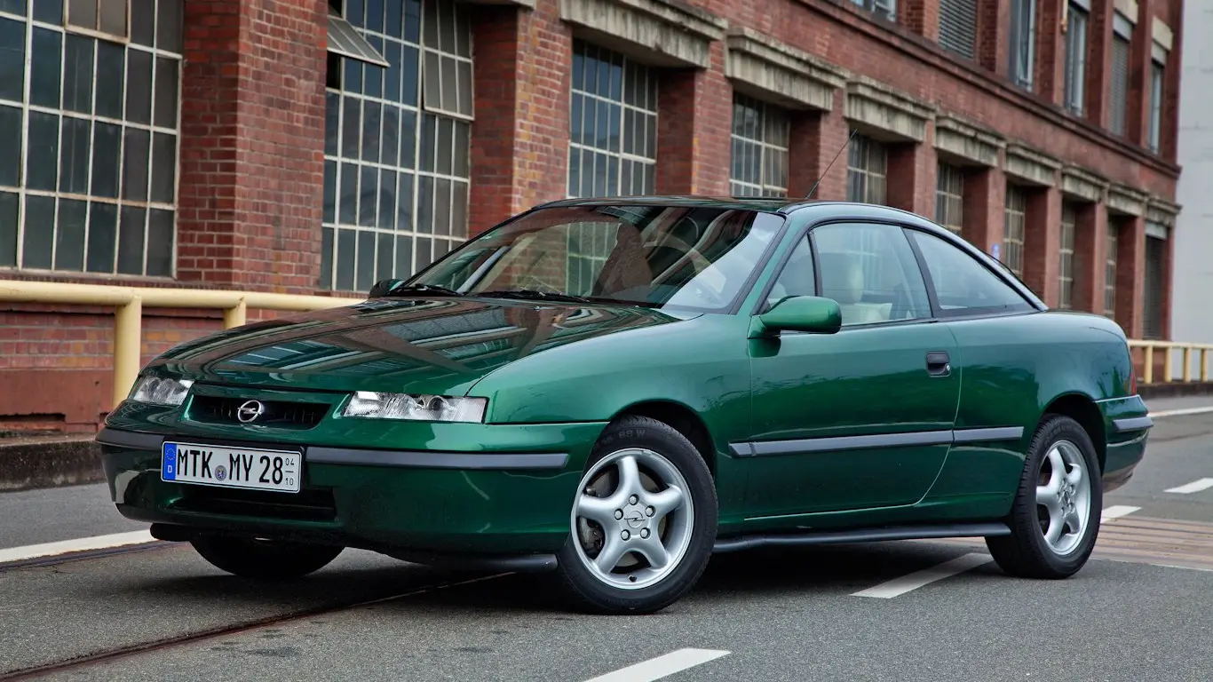 Carros: Opel Calibra verde parado de frente