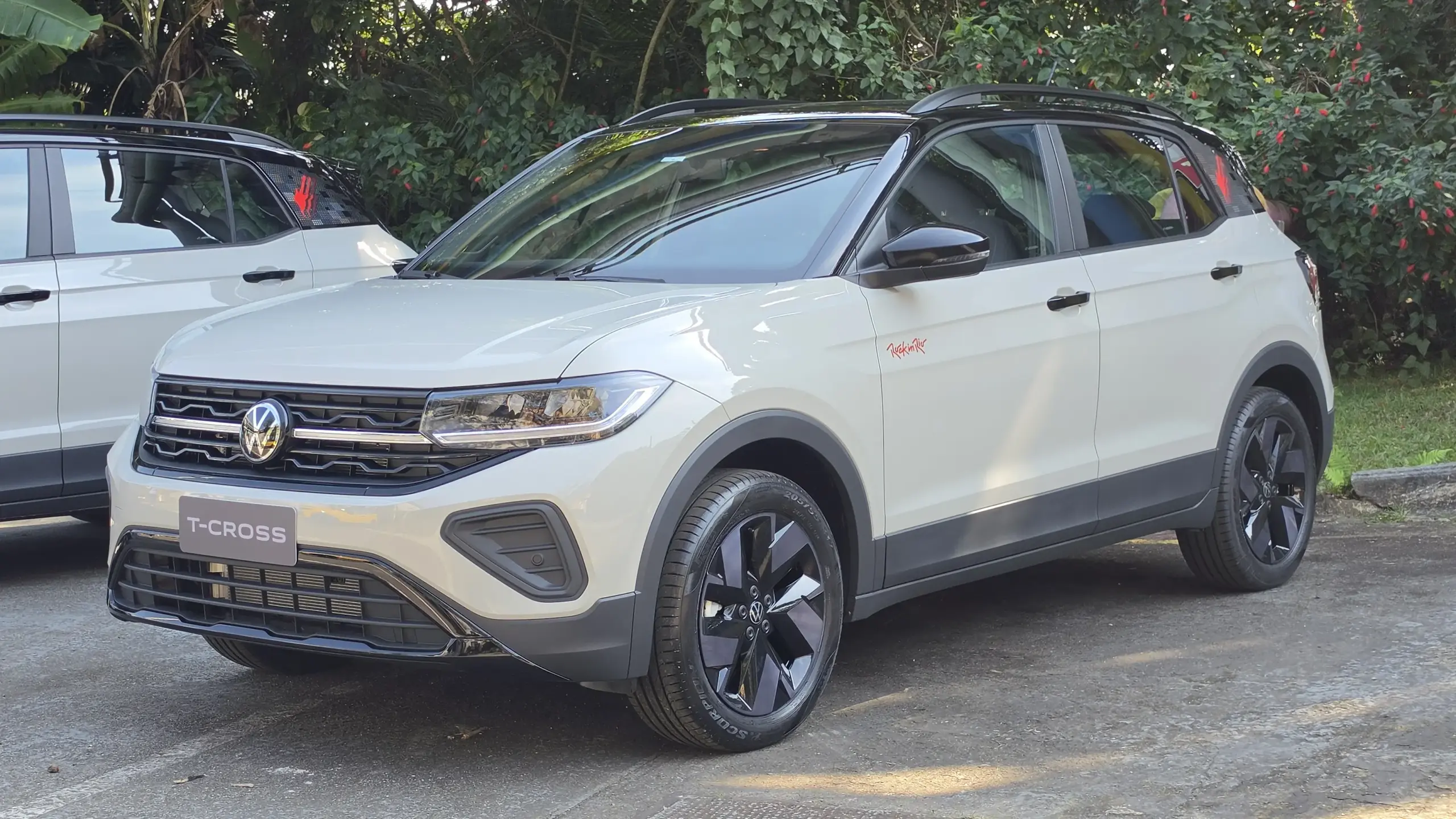 Volkswagen T-Cross Rock In Rio parado de frente