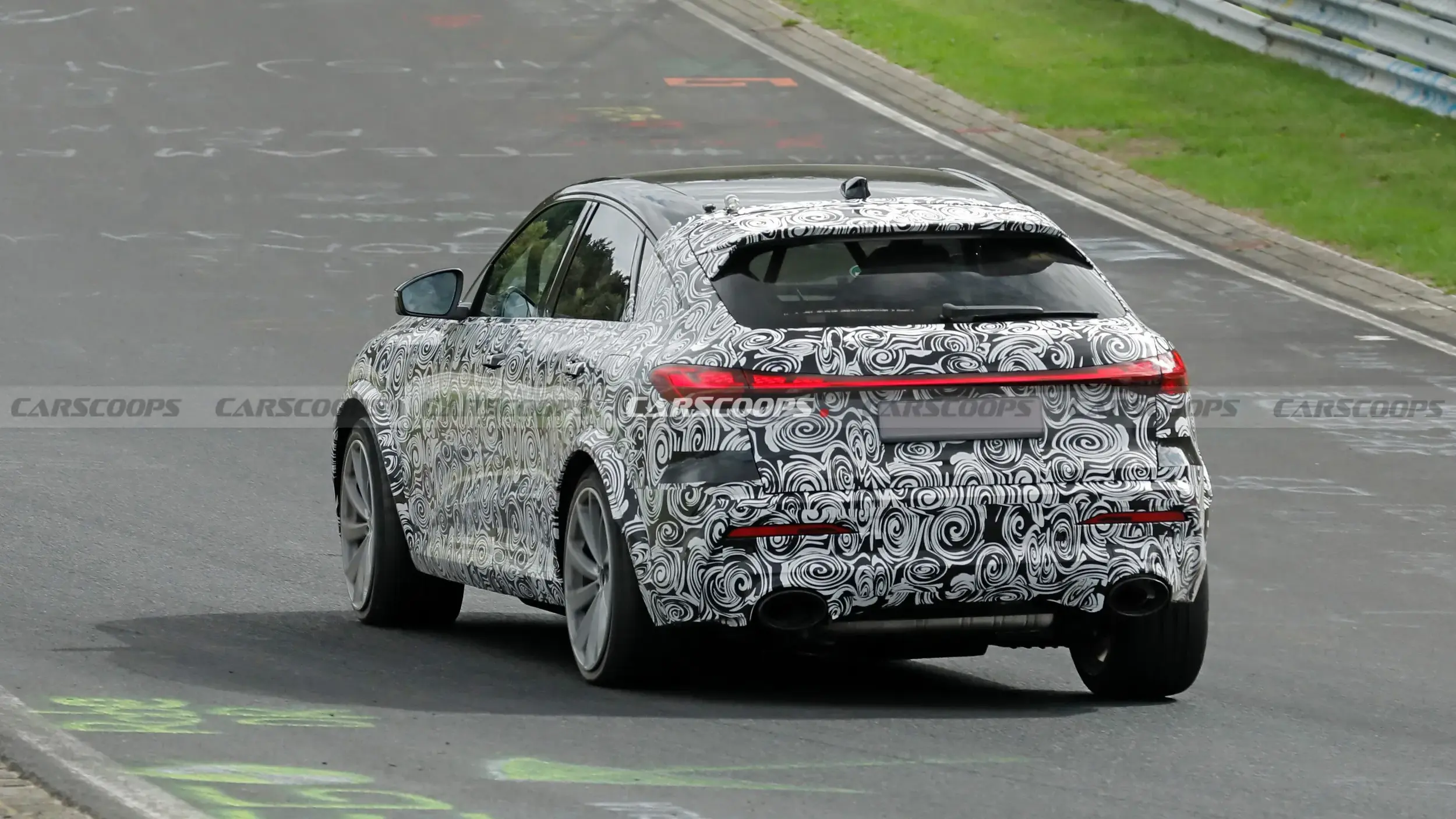 Audi RS Q5 Sportback camuflado em testes