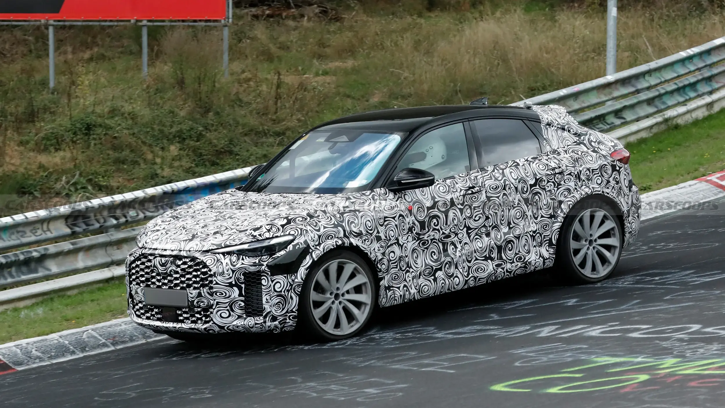Audi RS Q5 Sportback camuflado em testes
