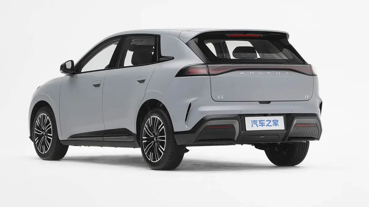 BAIC Arcfox T1 azul de traseira BYD