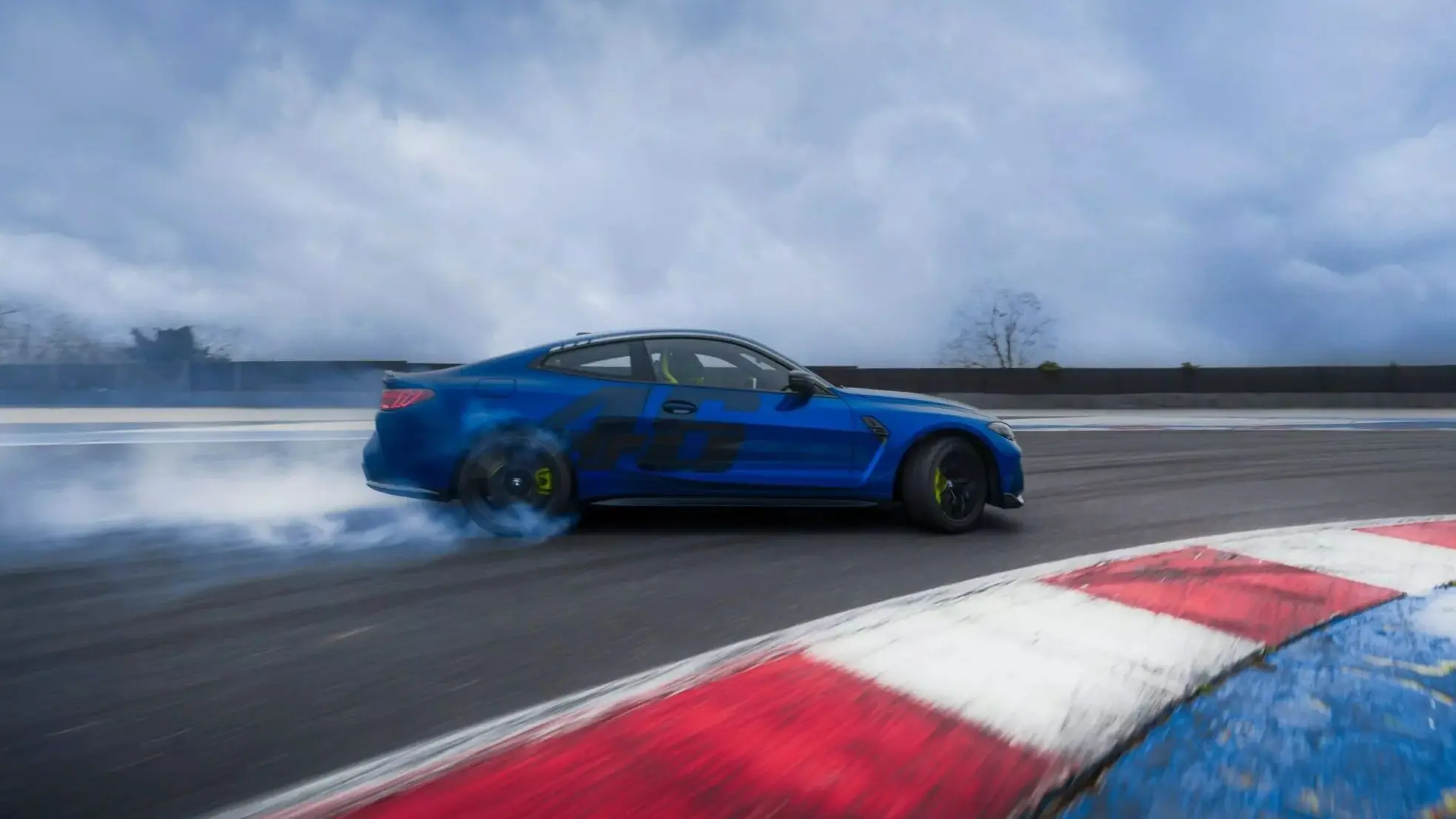BMW M4 CS VR46 Edition fazendo drift na pista
