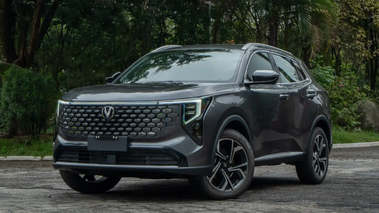 Caoa Changan CS55 na cor cinza Estático de frente