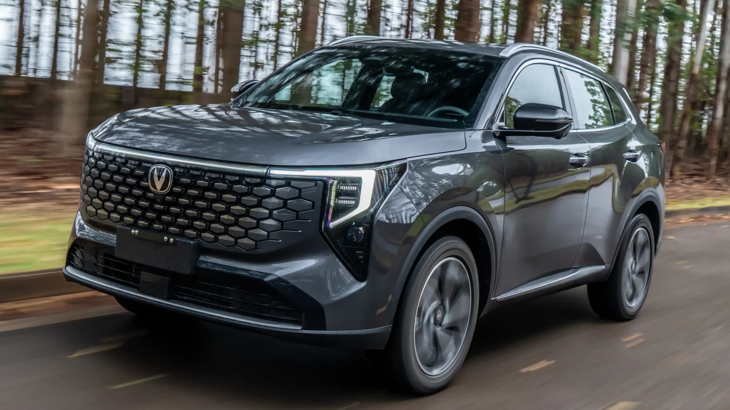 Caoa Changan CS55 na cor cinza em movimento de dianteira