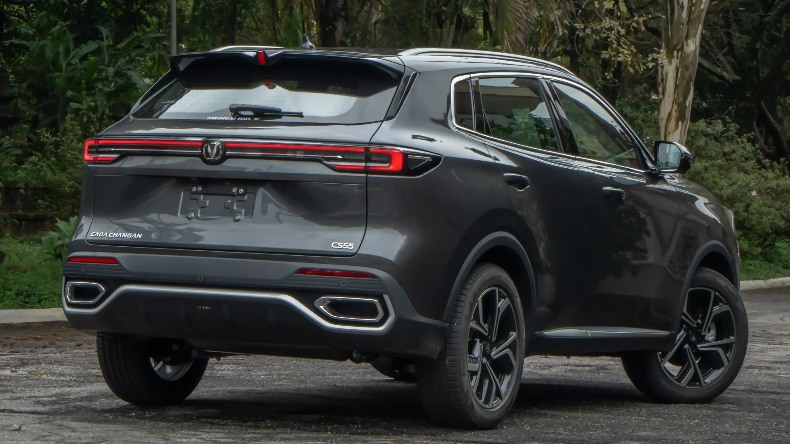 Caoa Changan CS55 na cor cinza em estático de traseira