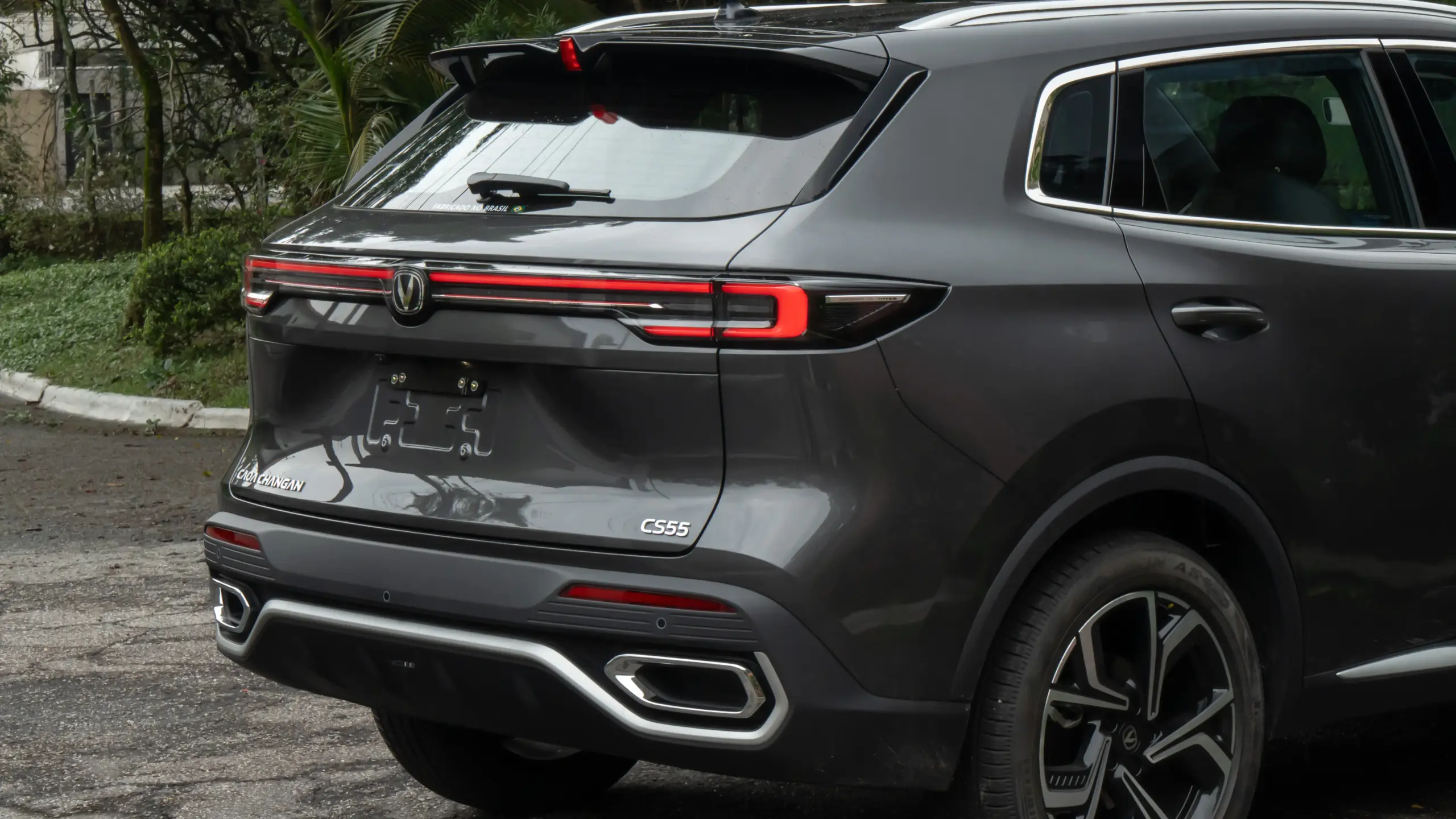 Caoa Changan CS55 na cor cinza em estático de traseira