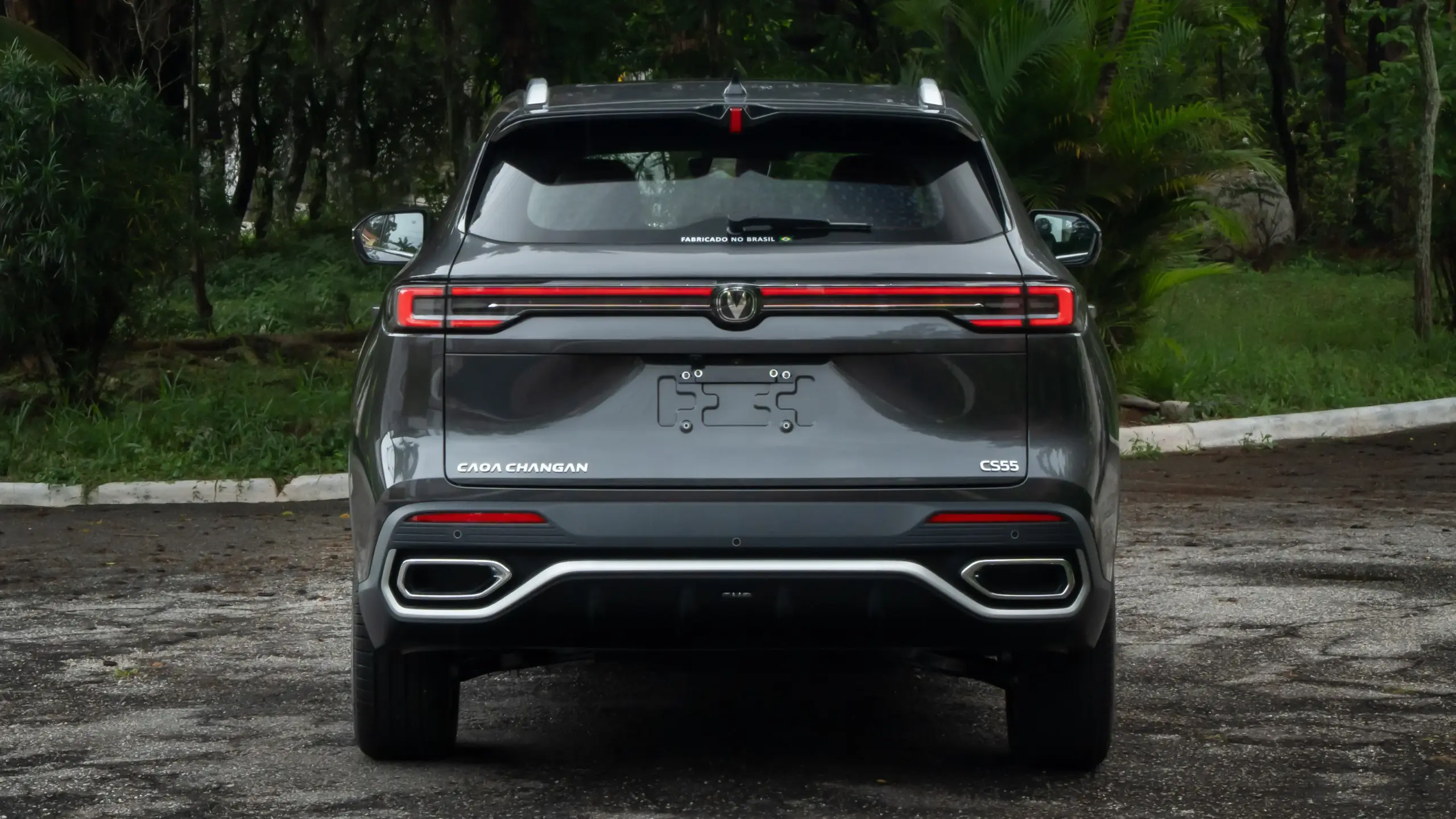 Caoa Changan CS55 na cor cinza em estático de traseira