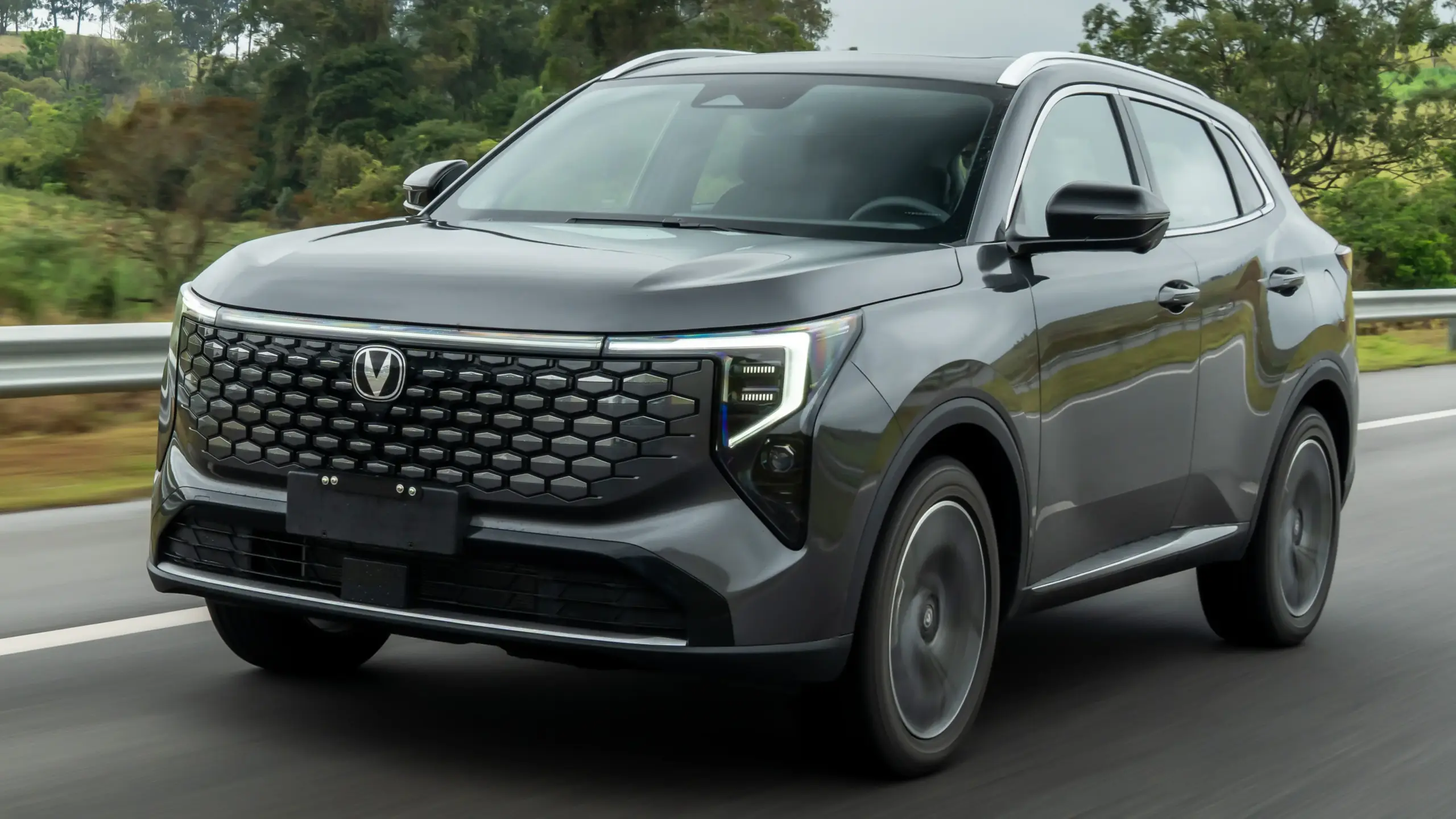 Caoa Changan CS55 na cor cinza em movimento de dianteira