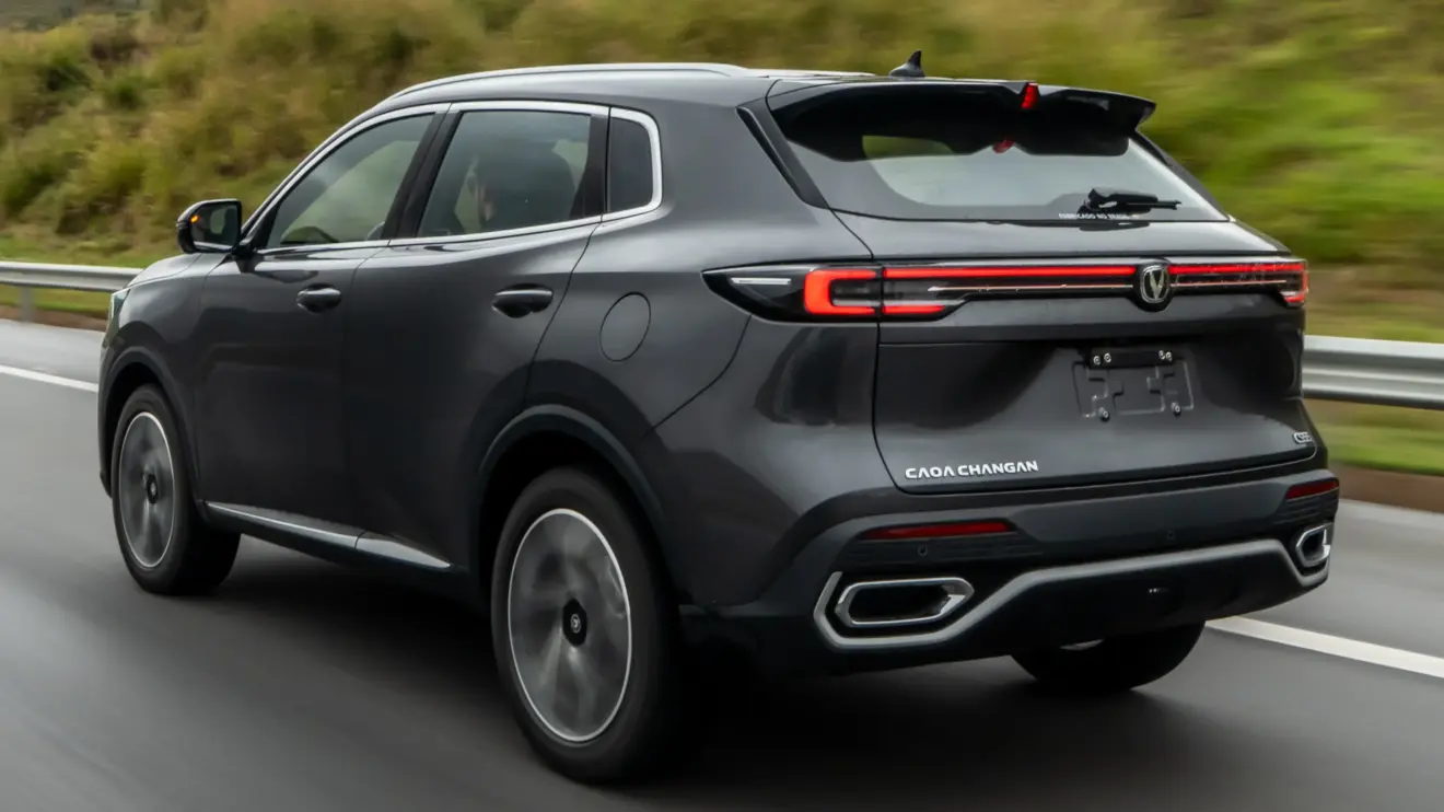 Caoa Changan CS55 na cor cinza em movimento de traseira