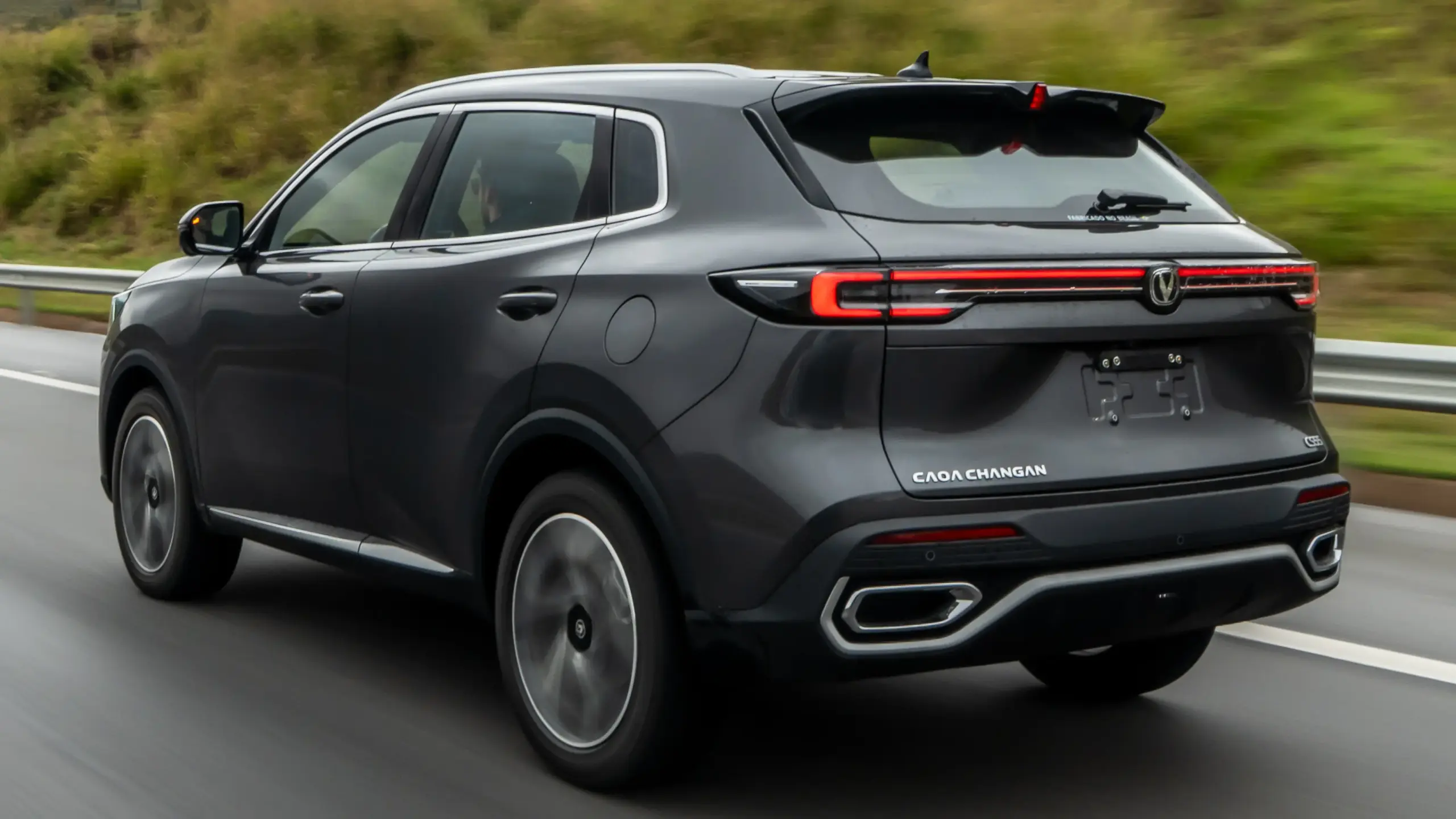 Caoa Changan CS55 na cor cinza em movimento de traseira