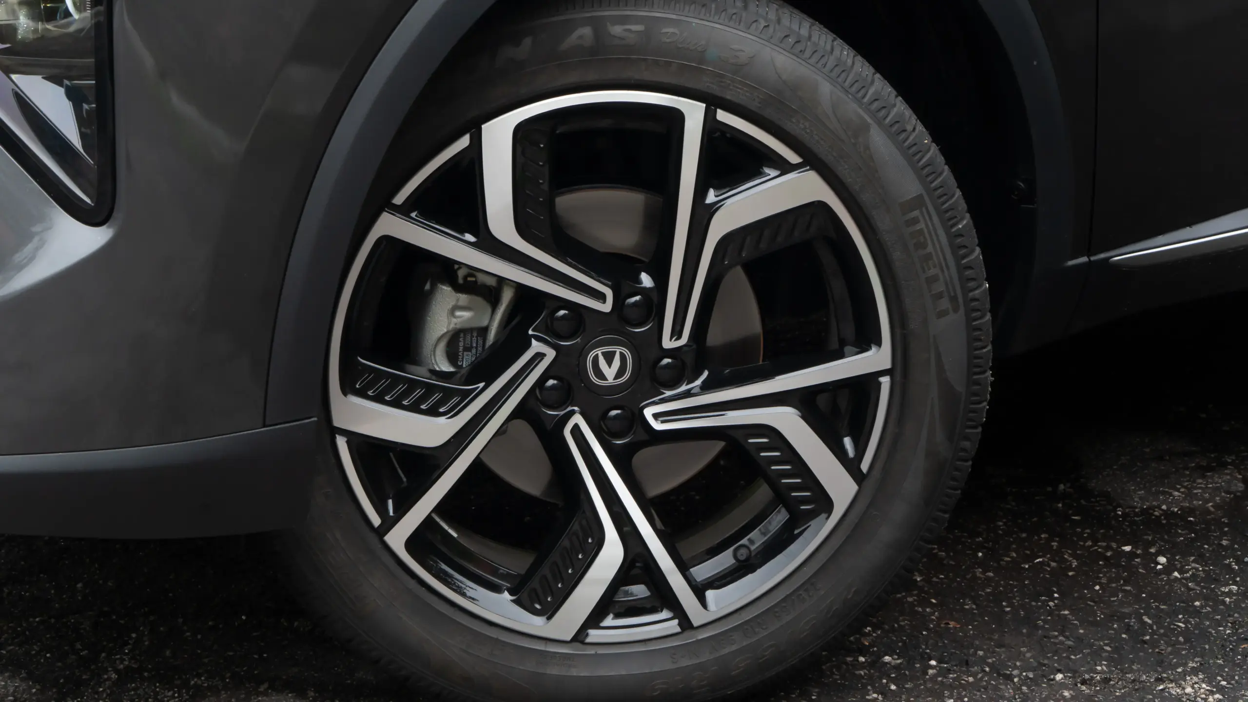 Caoa Changan CS55 na cor cinza em estático com rodas