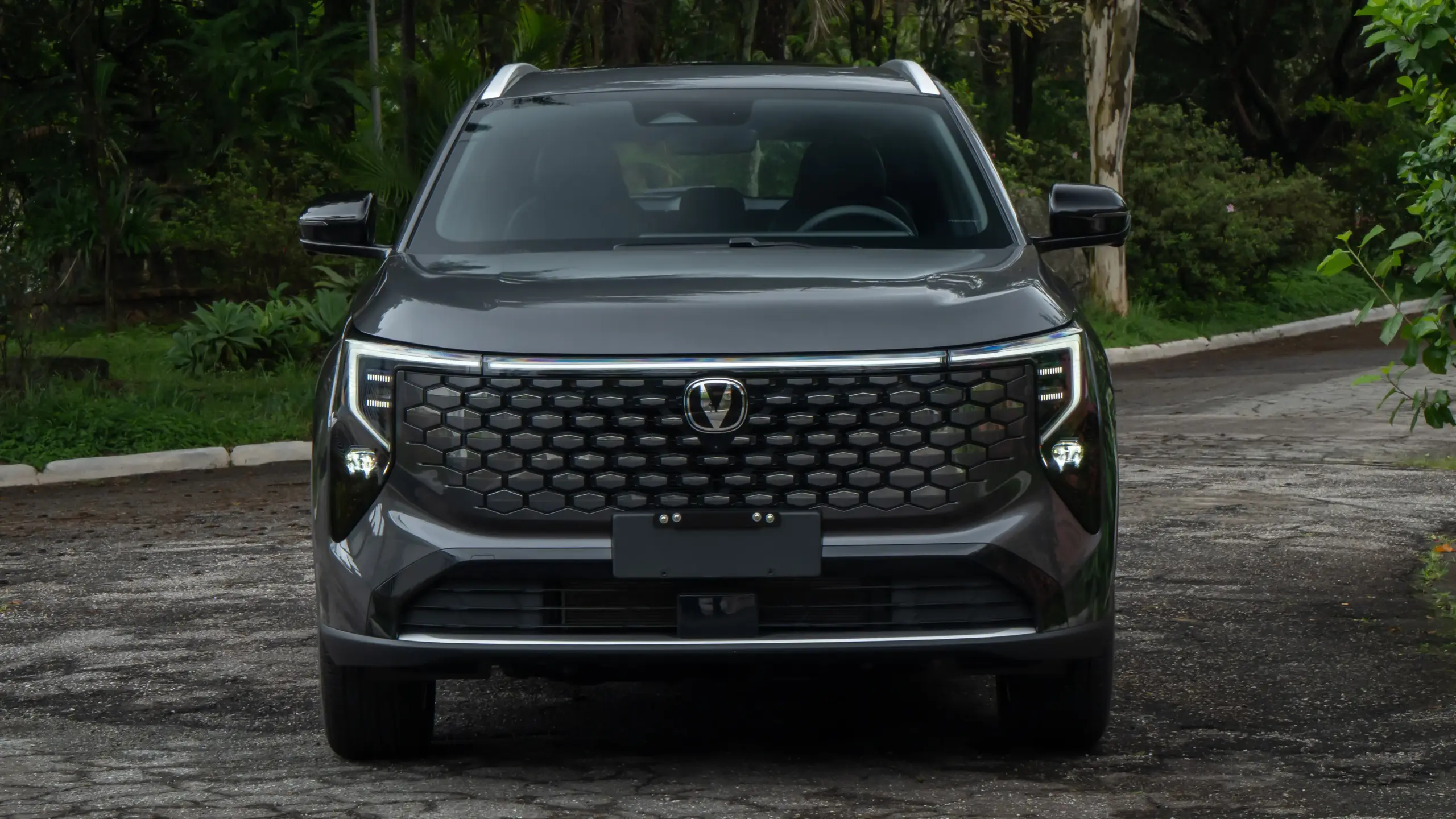 Caoa Changan CS55 na cor cinza em estático de dianteira