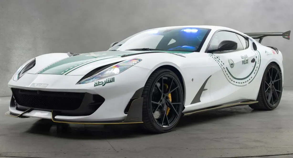 Ferrari 812 Superfast da Polícia de Dubai parada de frente em fundo neutro