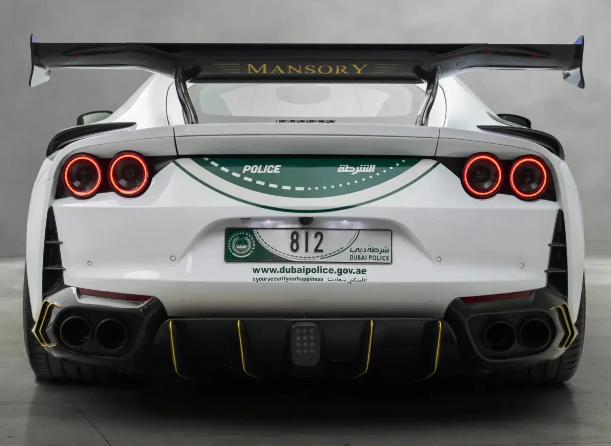 Ferrari 812 Superfast da Polícia de Dubai parada de traseira