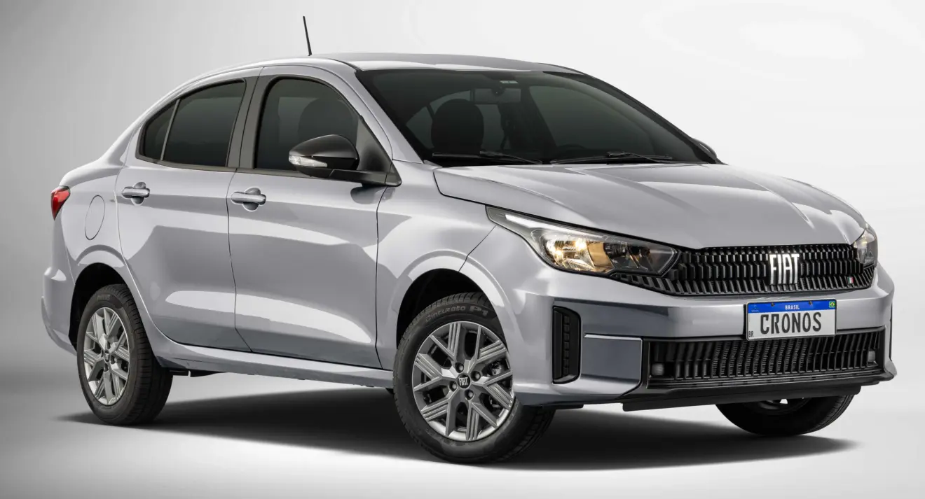 Fiat Cronos Drive prata parado de frente