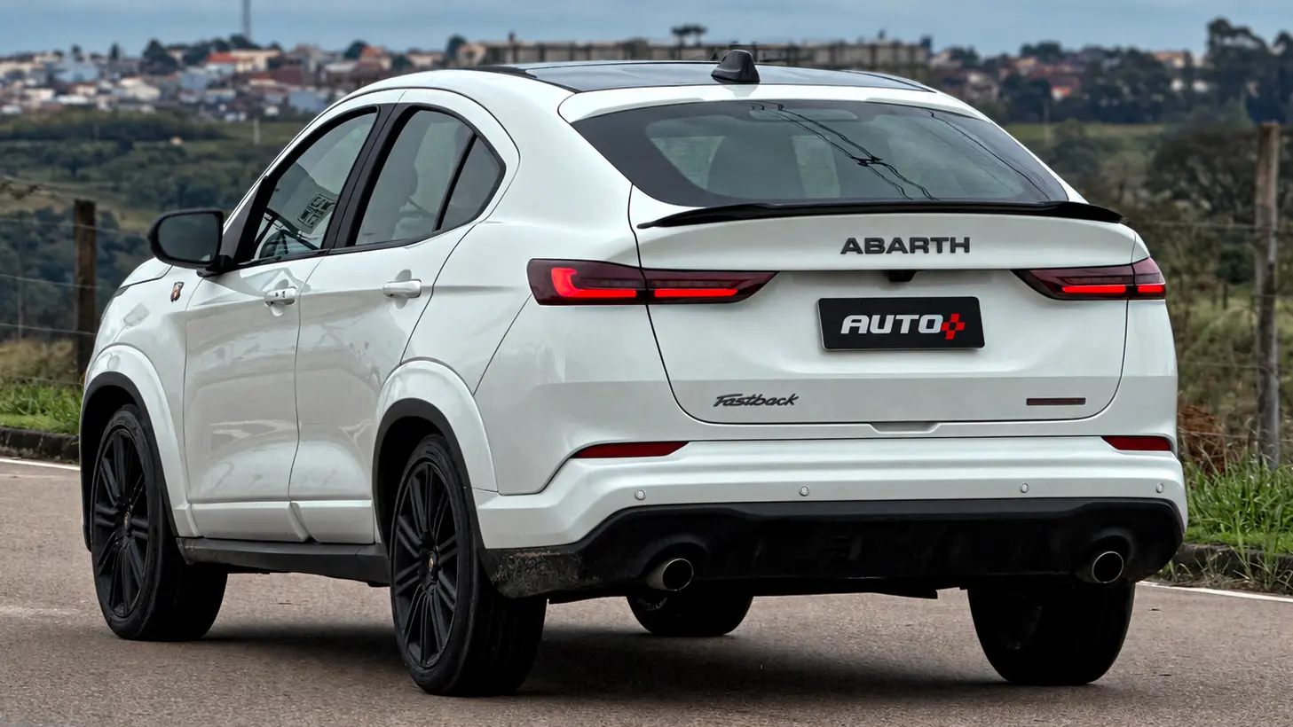 Fiat Fastback Abarth branco em movimento