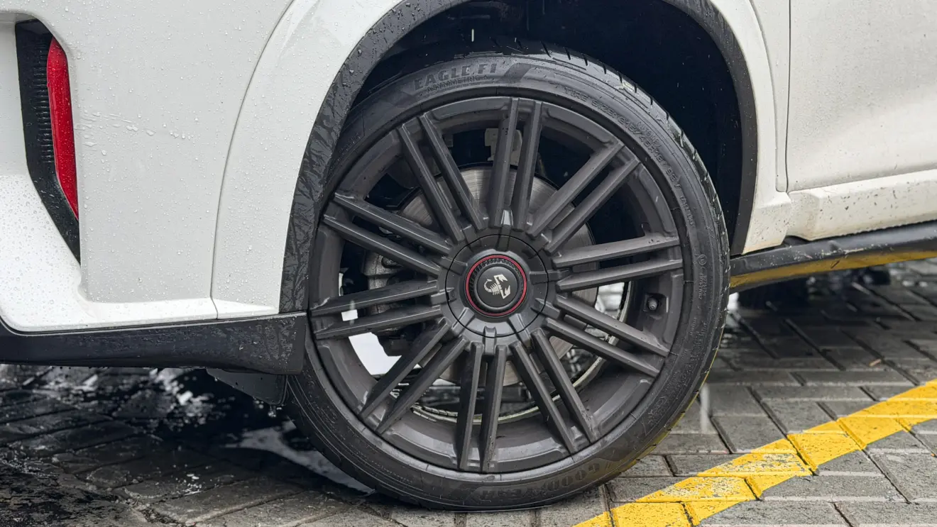 Fiat Fastback Abarth branco estático detalhes para avaliação e teste