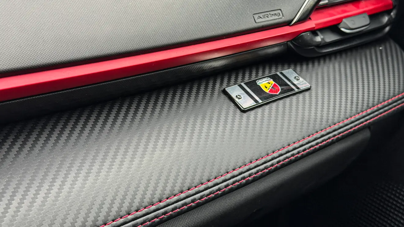 Fiat Fastback Abarth interior da cabine para avaliação e teste