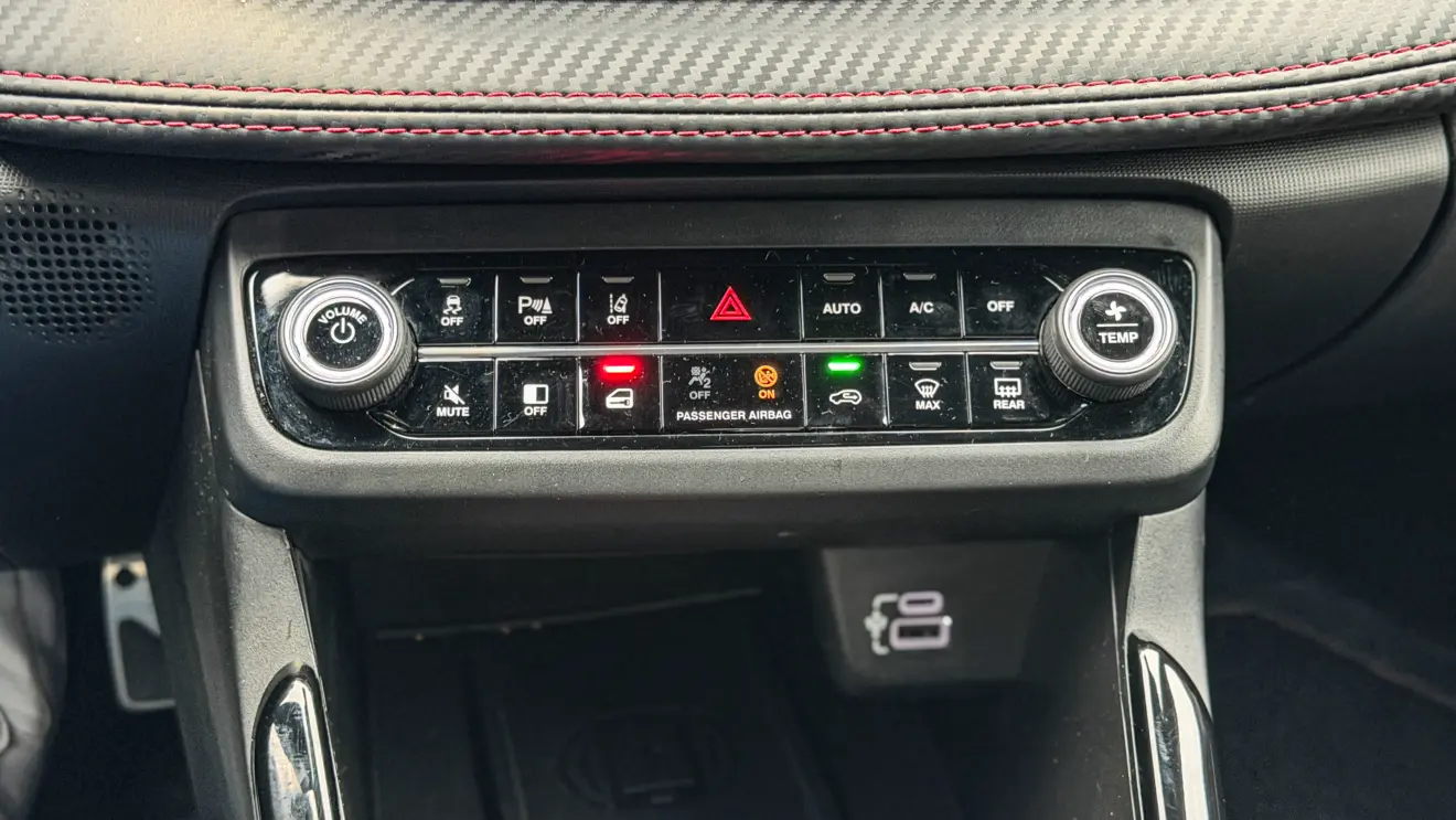 Fiat Fastback Abarth interior da cabine para avaliação e teste