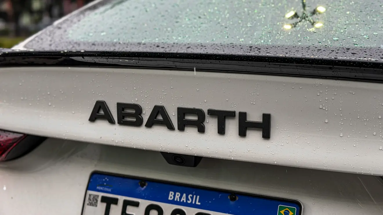 Fiat Fastback Abarth branco estático detalhes para avaliação e teste