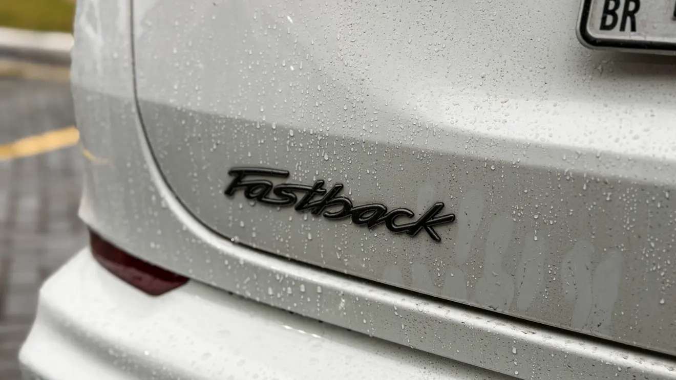 Fiat Fastback Abarth branco estático detalhes para avaliação e teste