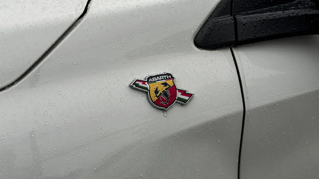 Fiat Fastback Abarth branco estático detalhes para avaliação e teste