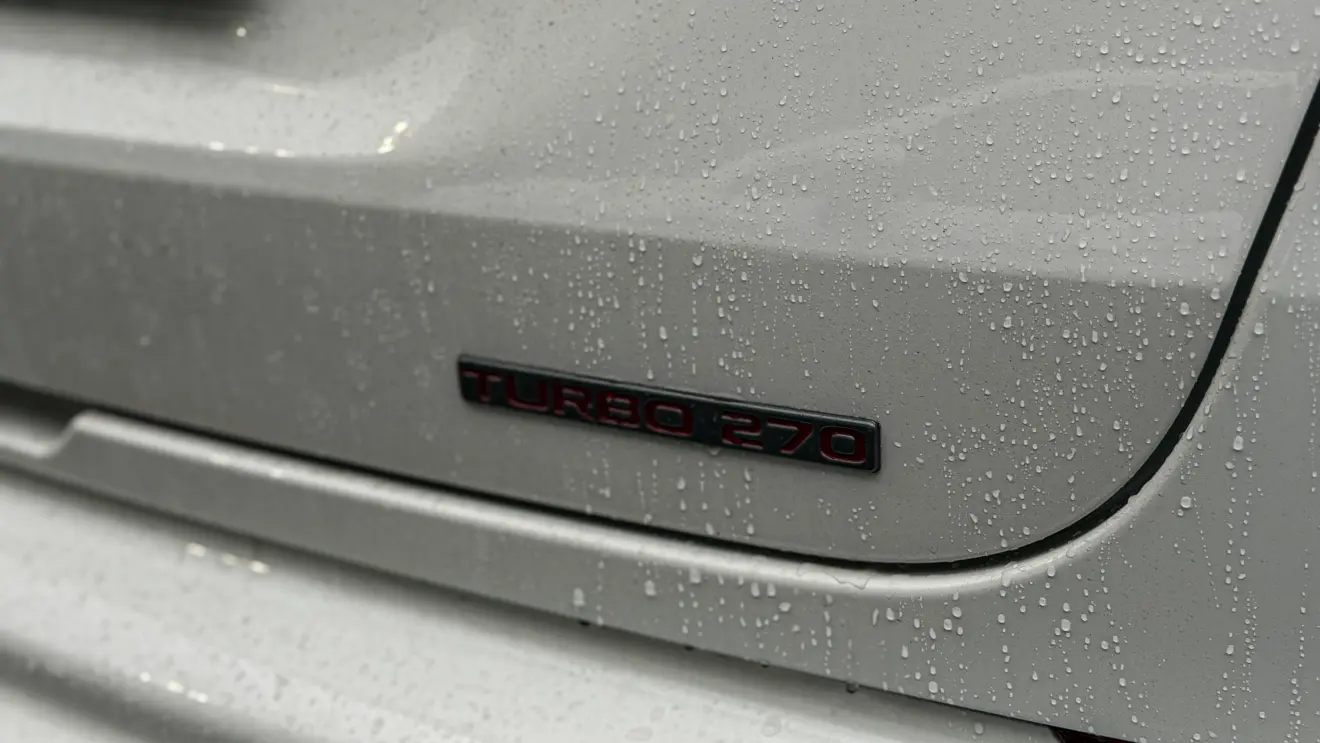 Fiat Fastback Abarth branco estático detalhes para avaliação e teste