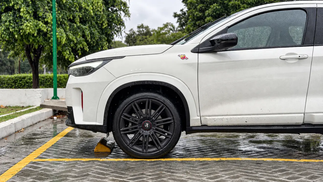 Fiat Fastback Abarth branco estático para avaliação e teste