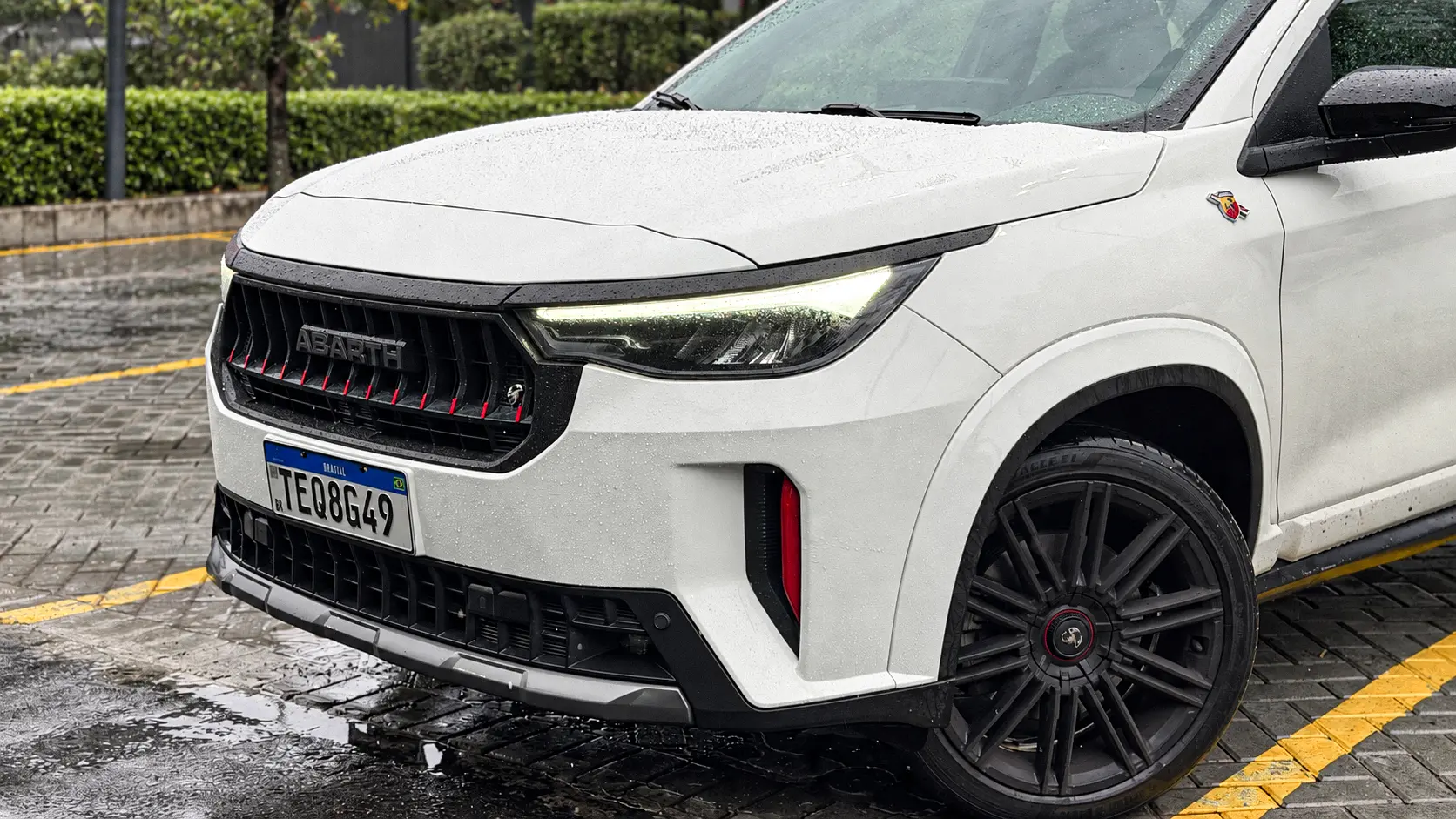 Fiat Fastback Abarth branco estático para avaliação e teste