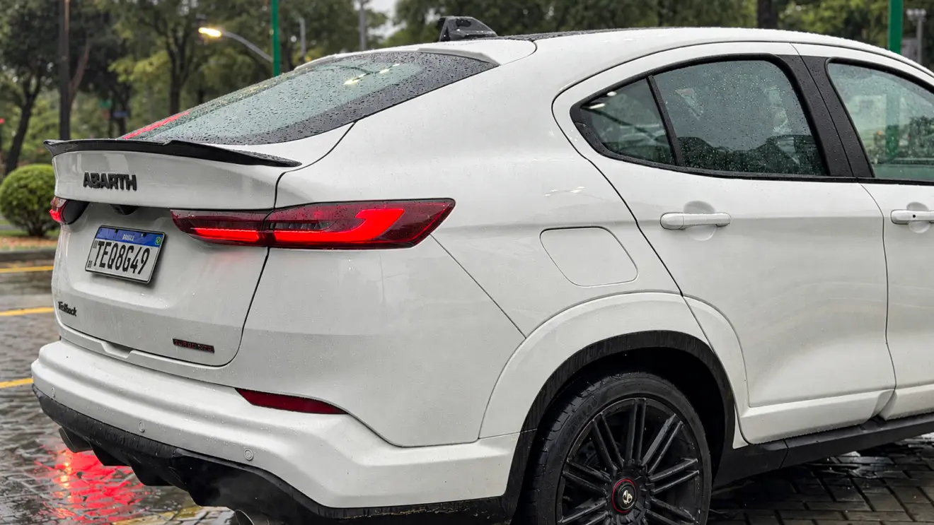 Fiat Fastback Abarth branco estático para avaliação e teste