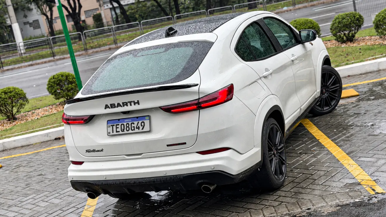 Fiat Fastback Abarth branco estático para avaliação e teste