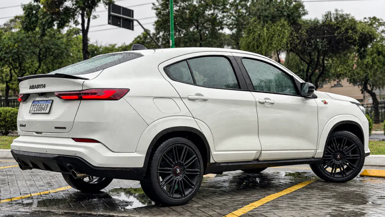 Fiat Fastback Abarth branco estático para avaliação e teste