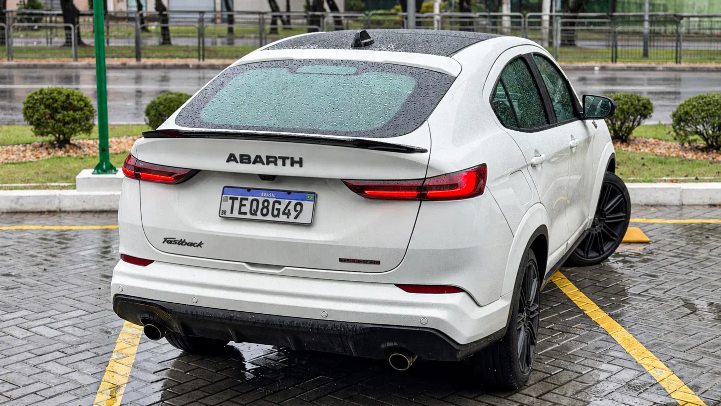 Fiat Fastback Abarth branco estático para avaliação e teste