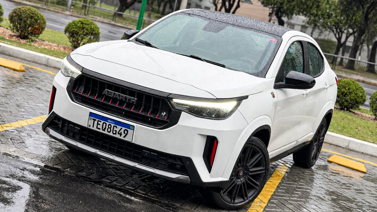 Fiat Fastback Abarth branco estático para avaliação e teste