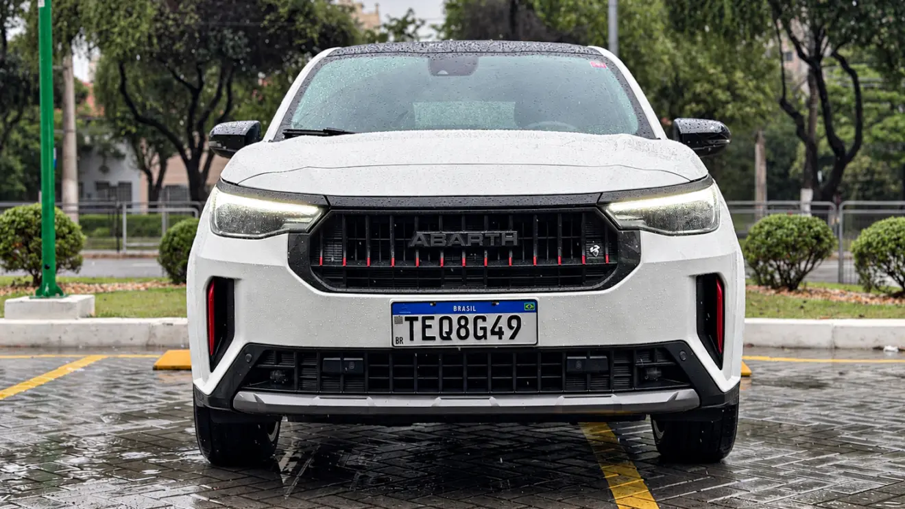 Fiat Fastback Abarth branco estático para avaliação e teste