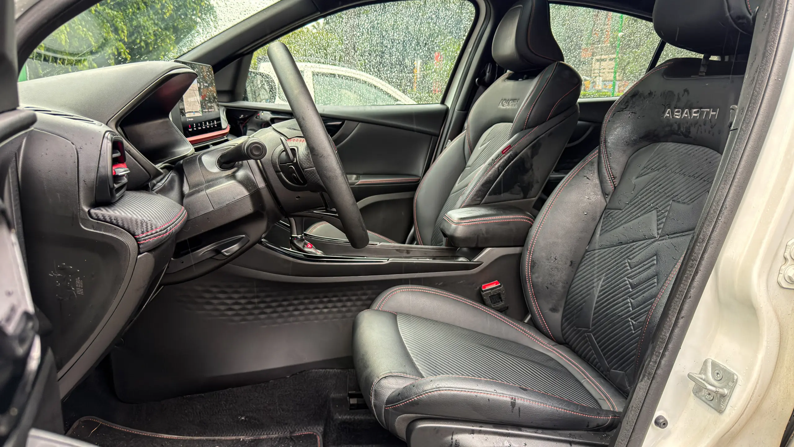 Fiat Fastback Abarth interior da cabine para avaliação e teste