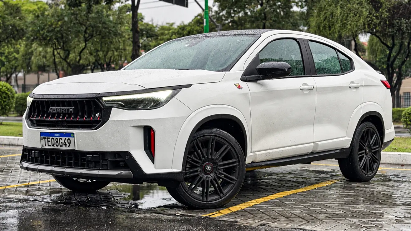 Fiat Fastback Abarth branco estático para avaliação e teste