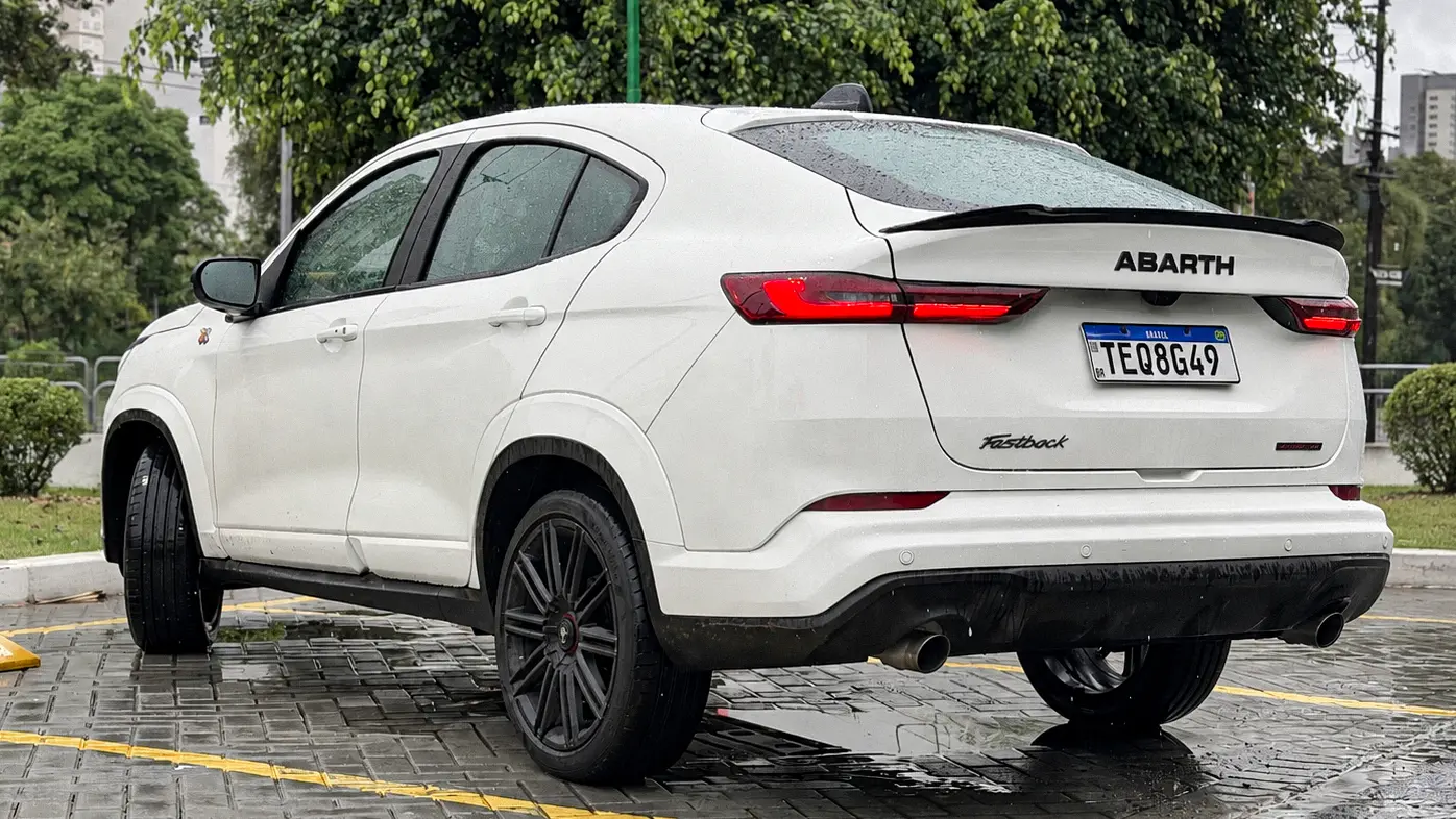 Fiat Fastback Abarth branco estático para avaliação e teste