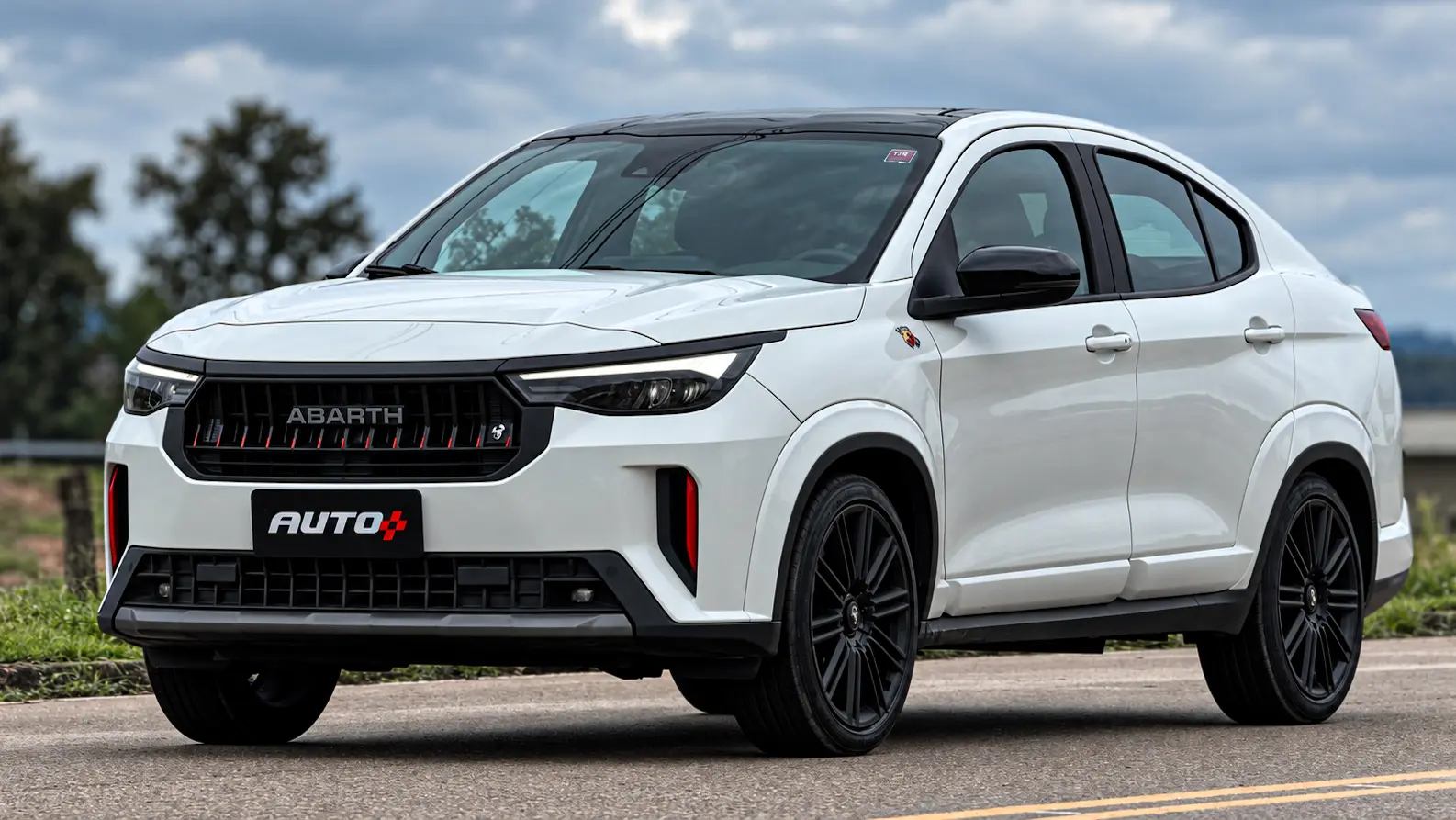 Fiat Fastback Abarth branco em movimento