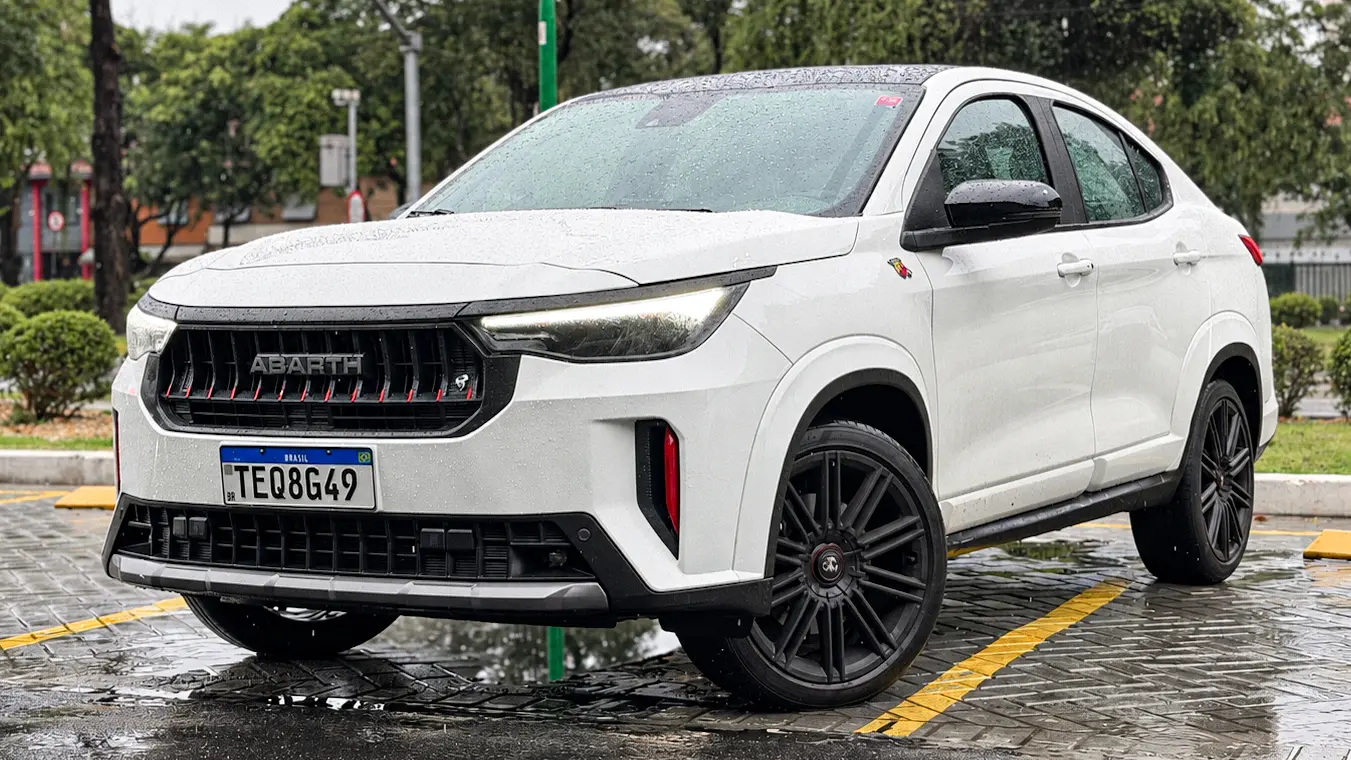 Fiat Fastback Abarth branco estático para avaliação e teste