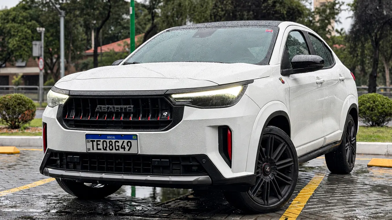 Fiat Fastback Abarth branco estático para avaliação e teste