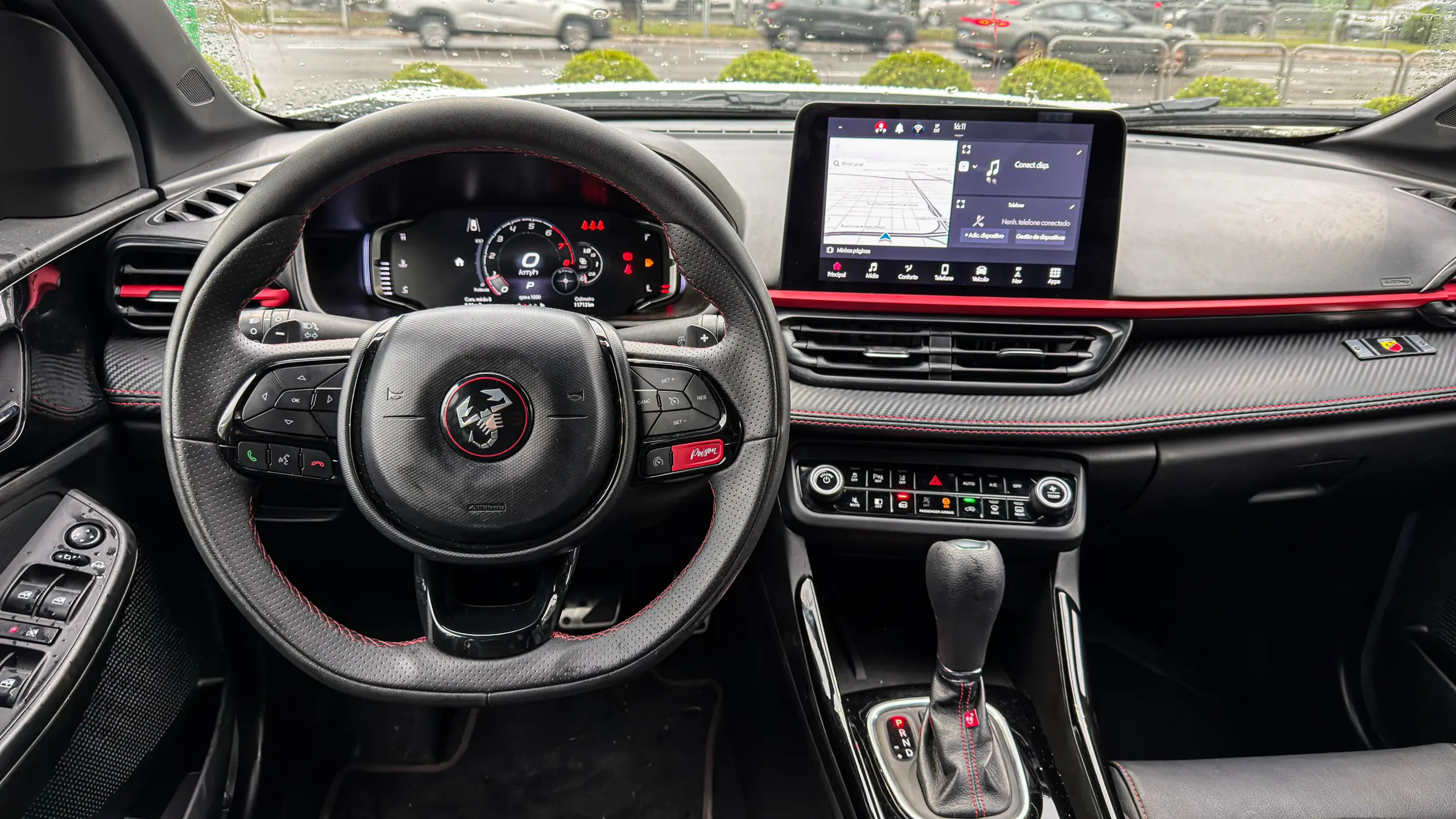 Fiat Fastback Abarth interior da cabine para avaliação e teste