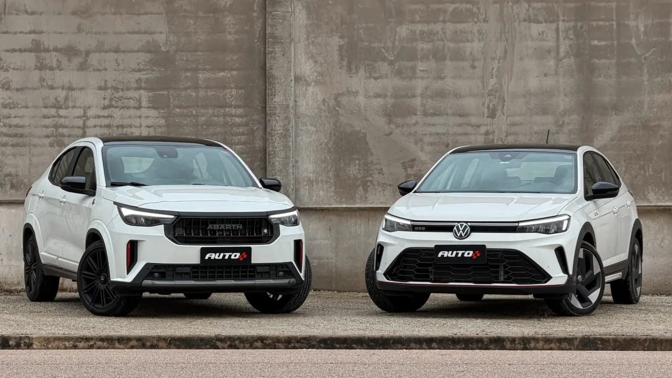 Fiat Fastback Abarth e Volkswagen Nivus GTS brancos estáticos um do lado do outro para comparativo de avaliação e teste