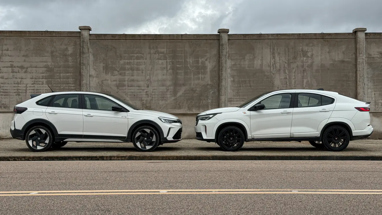 Fiat Fastback Abarth e Volkswagen Nivus GTS brancos estáticos um do lado do outro para comparativo de avaliação e teste