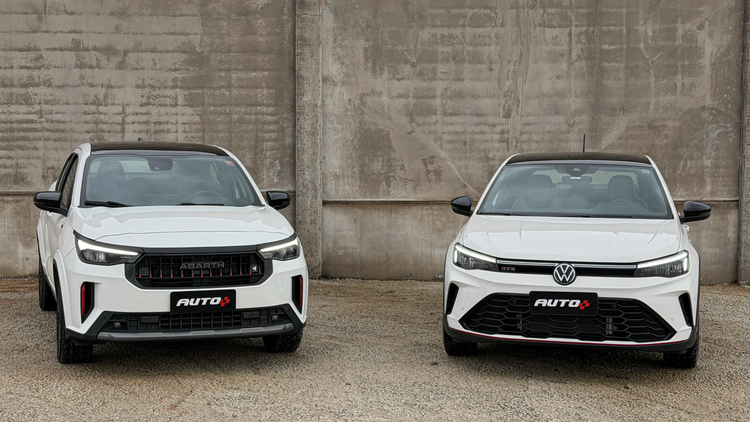 Fiat Fastback Abarth e Volkswagen Nivus GTS brancos estáticos um do lado do outro para comparativo de avaliação e teste