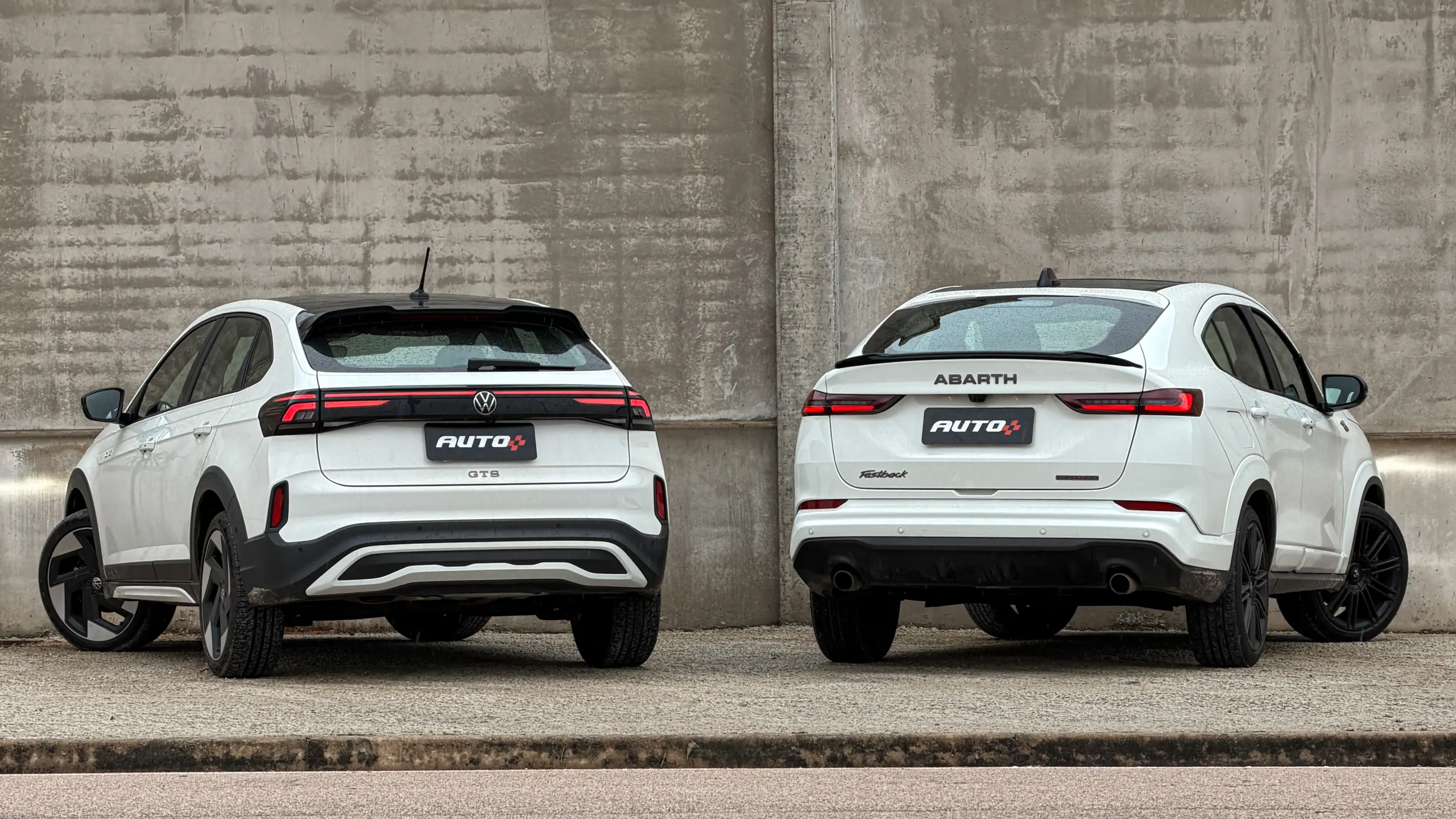 Fiat Fastback Abarth e Volkswagen Nivus GTS brancos estáticos um do lado do outro para comparativo de avaliação e teste