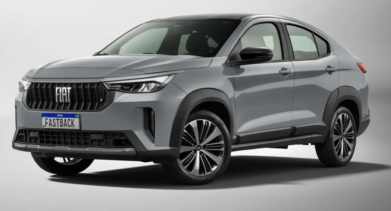 Fiat Fastback Smart Drive 2027 cinza parado de frente em fundo neutro